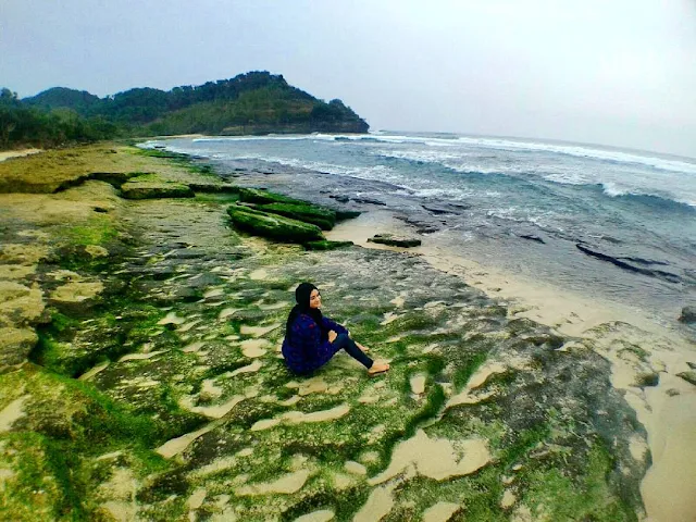 foto batuan karang di pantai molang tulungagung jawa timur