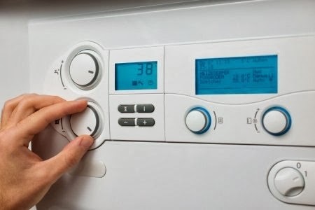 Sistema de Control de Una Instalación de Calefacción Persona regulando temperaturas en una instalación de caleacción manipulando el sistema de control