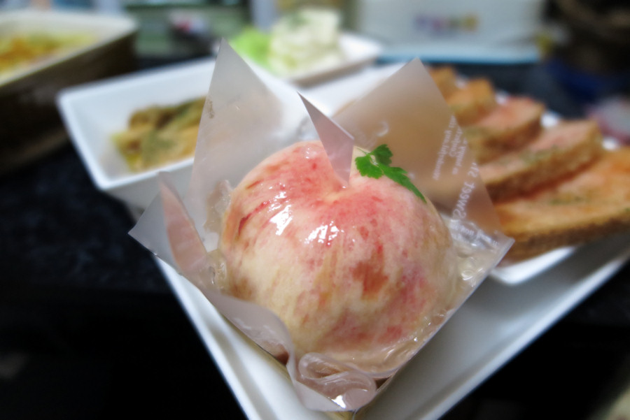 まるごと桃のケーキ