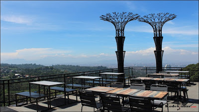 Pohon besi kembar, ciri khas Dago Bakery Punclut Pohon besi kembar, ciri khas Dago Bakery Punclut