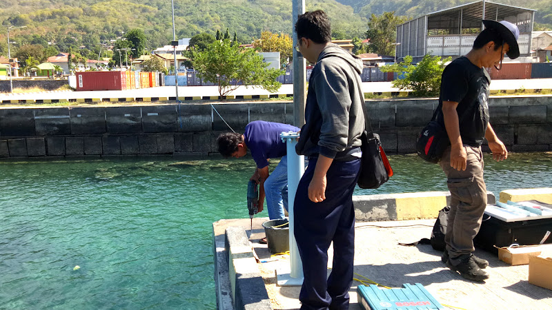 Instalasi Luwes Water Sensor di Pelabuhan Larantuka, NTT