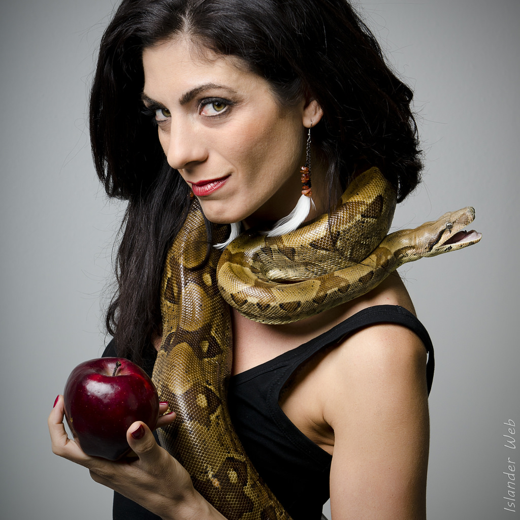 Змей с женой. Фотосессия со змеей. Девушка змея. Фотосессия знаменитостей со змеей. Фотосессия со змеей в студии.