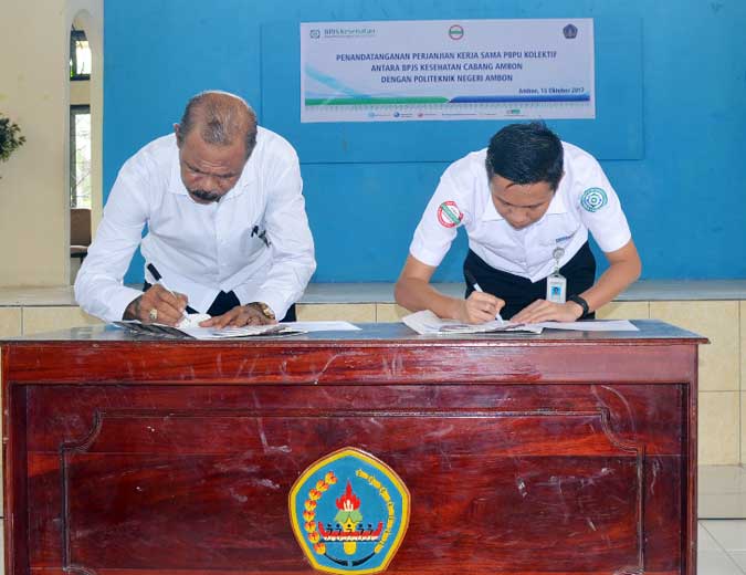 228 Mahasiswa Politeknik Negeri Ambon Terdaftar Di BPJS Kesehatan Ambon, Malukupost.com - Dari seluruh perguruan tinggi di Maluku, baru hanya Politeknik Negeri Ambon yang memasukan mahasiswa menjadi anggota BPJS Kesehatan. Hal ini ditandai dengan kerjasama MoU antara Politeknik Negeri Ambon dengan Badan Penyelenggara Jaminan Sosial (BPJS) Kesehatan Cabang Ambon, yang berlangsung di aula Politeknik, Ambon, Senin (15/10). Kepala BPJS Kesehatan Cabang Ambon, Dr. Rahmat Asri Ritongga dalam sambutannya, mengatakan, dari kerjasama ini mahasiswa yang langsung terdaftar menjadi anggota BPJS Kesehatan sebanyak 228 orang.