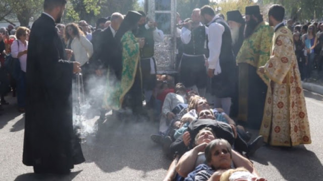 Οι πιστοί της Κεφαλονιάς δημιούργησαν ανθρώπινη αλυσίδα στο έδαφος για να περάσει από πάνω τους το λείψανο του Αγ. Γεράσιμου (ΒΙΝΤΕΟ) Οι πιστοί της Κεφαλονιάς δημιούργησαν ανθρώπινη αλυσίδα στο έδαφος για να περάσει από πάνω τους το λείψανο του Αγ. Γεράσιμου (ΒΙΝΤΕΟ)