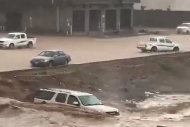 Banjir Besar di Arab Saudi Tewaskan 12 Orang, Lebih dari 170 Luka-luka Banjir Besar di Arab Saudi Tewaskan 12 Orang, Lebih dari 170 Luka-luka