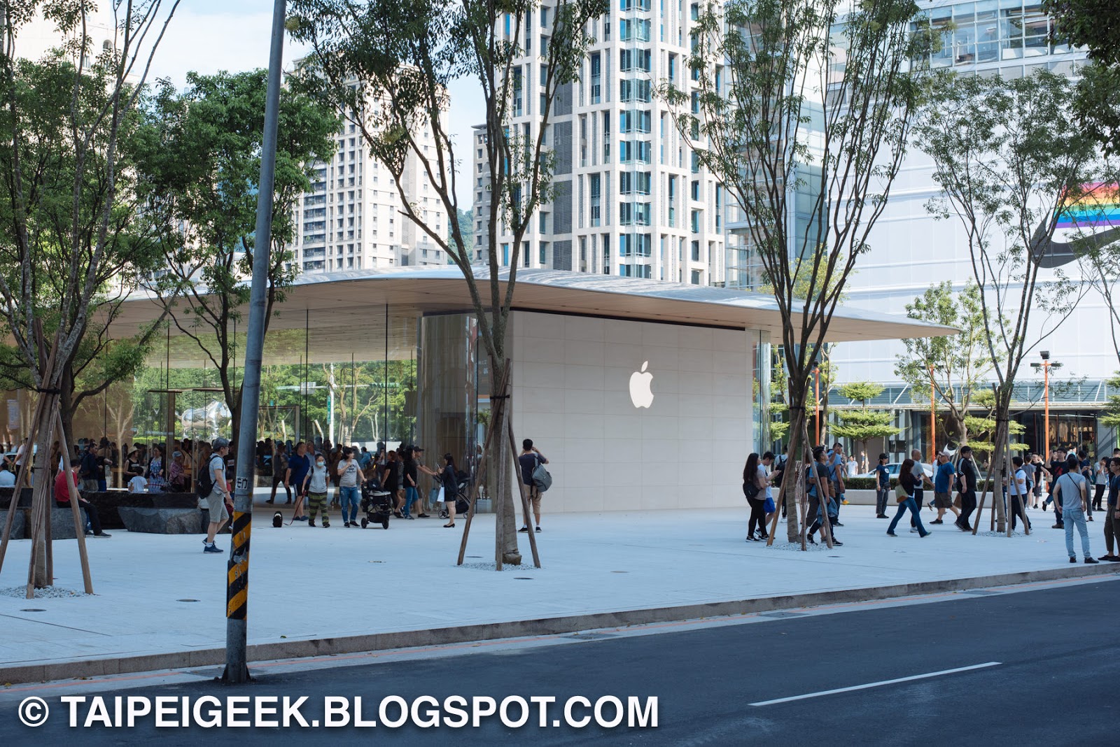 The New Taipei Xinyi A13 Apple Store TAIPEI GEEK