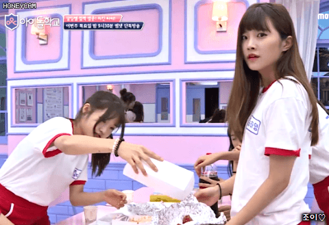 김희철이 사준 치킨으로 파티하는 아이돌학교 아이들.gif | 인스티즈