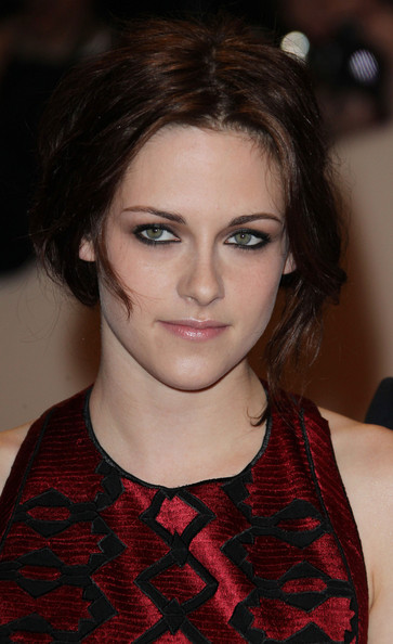 Celebrity Online: Kristen Stewart Thinks Vampires Are 'Sexy'