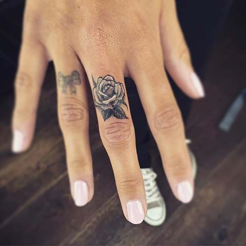 finger rose tattoo orta parmak gül dövmesi finger rose tattoo orta parmak gül dövmesi