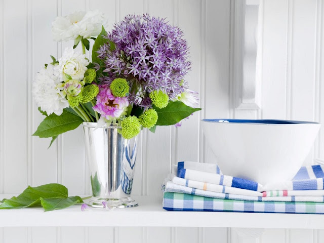 DECORACIÓN CON FLORES Y MARIPOSAS PARA SALA by artesydisenos.blogspot.com