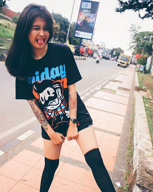 Kumpulan Foto Model Cantik Kaos Distro Friday Killer Original (300