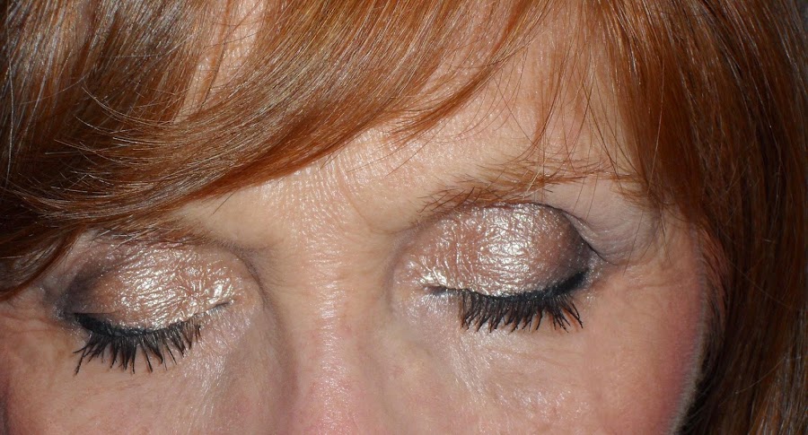 imagen Ojos cerrados look queen of hearts