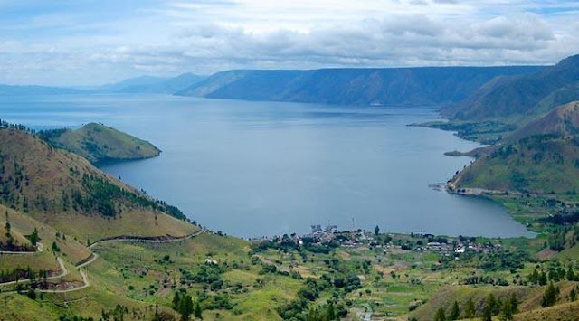 Danau Toba, Danau Terbesar Seasia Tenggara Terletak di Pegunungan Bukit Barisan Provinsi Sumatera Utara Danau Toba, Danau Terbesar Seasia Tenggara