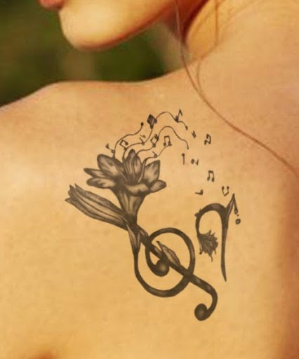 Música Tatuagens de flores no ombro