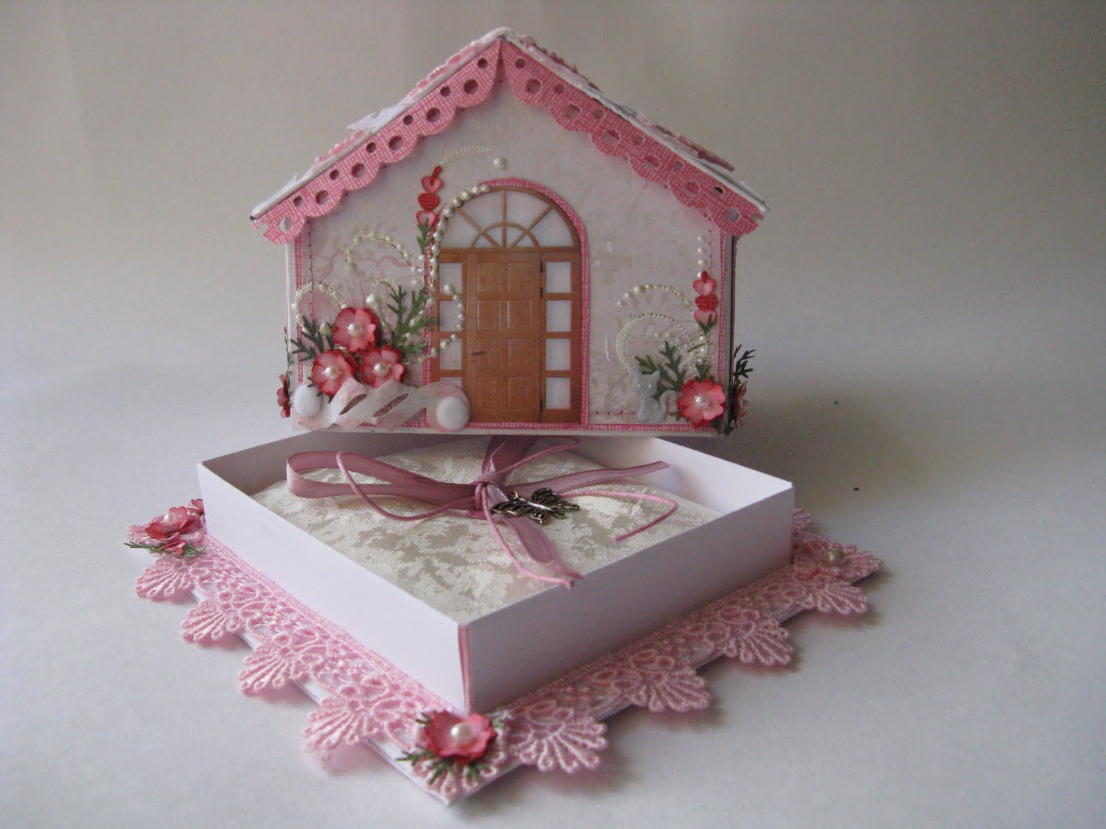 Новогодний домик из фанеры. Двухэтажный дом из картона. Как сделать открывающийся домик. Картонный домик цветной. Кукольный домик с дверцами.