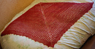 Красная шерстяная шаль