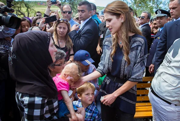 Queen Rania of Jordan meets Syrian refuges at the Karatepe municipality camp