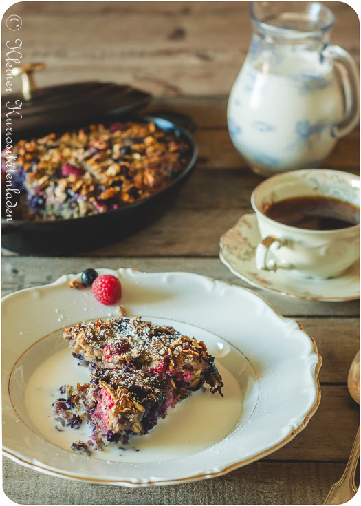 Gebackenes Frühstücksmüsli mit Beeren Gebackenes Frühstücksmüsli mit Beeren