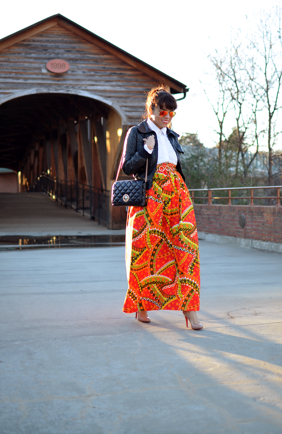 Outfit with printed maxi skirt 