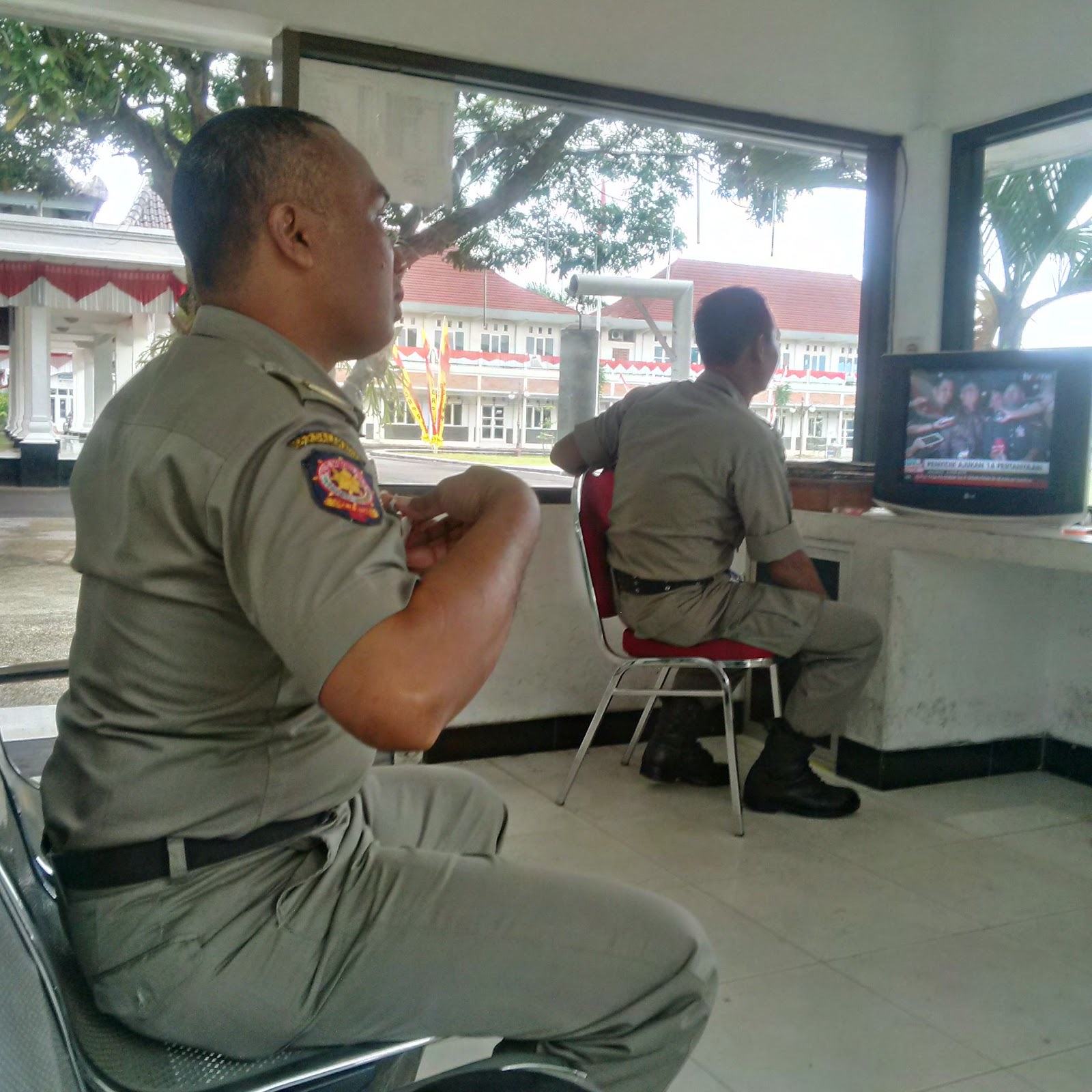 Satpol PP Pemkab Pacitan Menggunakan Pistol saat bertugas di pos 17