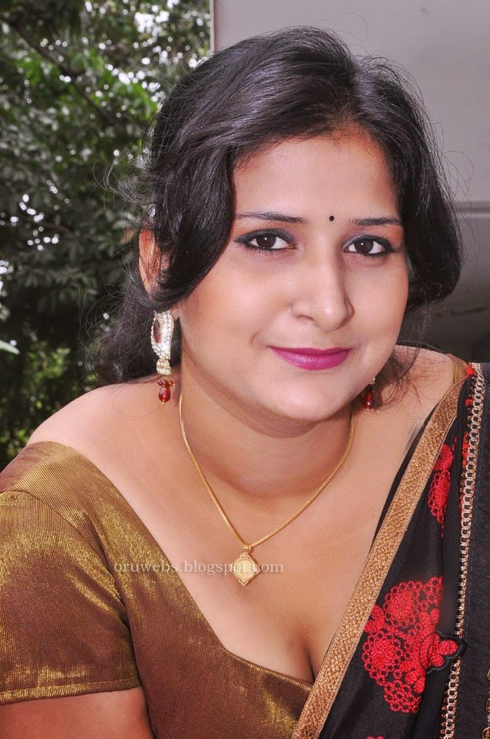 Web World Actress New Kushboo Sexy Navel Scenes In Black Saree
