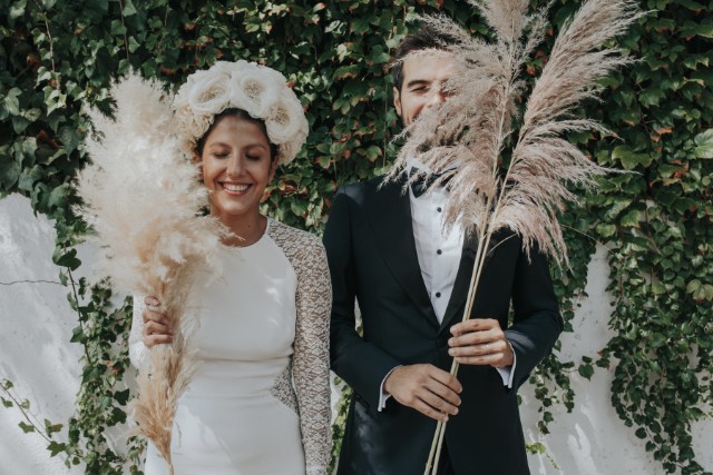 boda masía girona vestido novia corona flores blog atodoconfetti