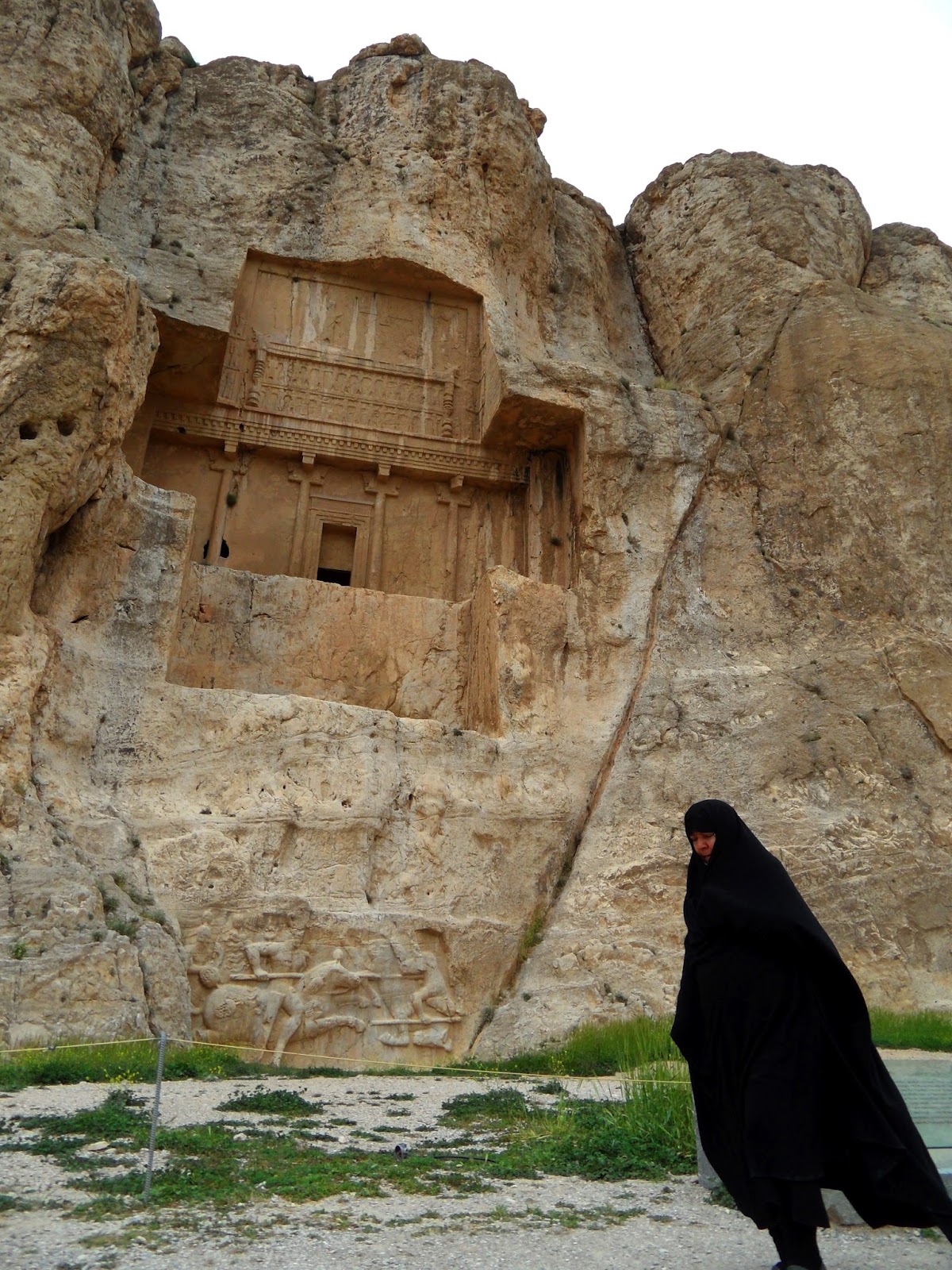 Iranianos a visitar os Túmulos Naqsh-e Rostam no Irão
