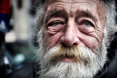 Retrato de anciano Anciano con barba blanca foto