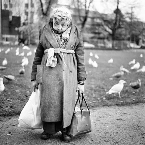 Police officer noticed $20 bills falling out of this old woman's bag. Her explanation left me insane! Police officer noticed $20 bills falling out of this old woman's bag. Her explanation left me insane!