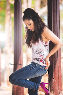 Gorgeous Indian TV Model Rashmi Gautam In Tight Blue Jeans (6)