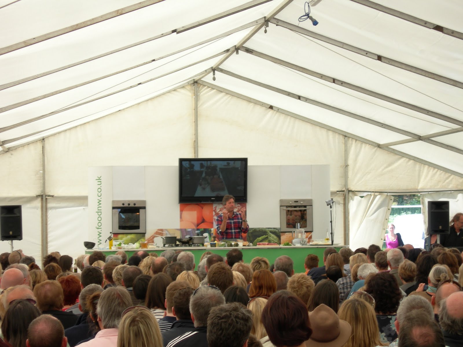 easypeasy vegetable gardening: Masterchef John Torode, Robbie Williams 