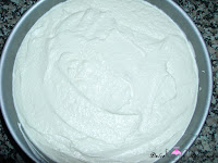 Añadiendo la crema en el molde