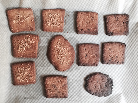 photo des biscuits sucrés cuits. réduire ses déchets : comment supprimer les emballages des boites de gateaux.