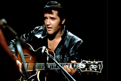 Elvis Presley Foto de Elvis Presley cantando en concierto