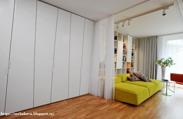Необычная планировка квартиры студии обеспечивает уютное жилье трем людям