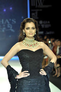 Dia Mirza walks the ramp for Golecha's Jewels at IIJW 2012 Day