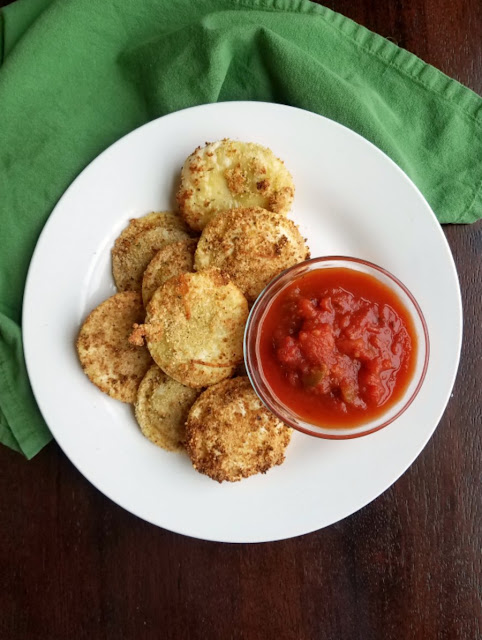 Make golden and crispy toasted ravioli quick and easily in your air fryer! This St. Louis classic appetizer is perfect for parties, game day or just because! golden toasted ravioli with bowl of marinara