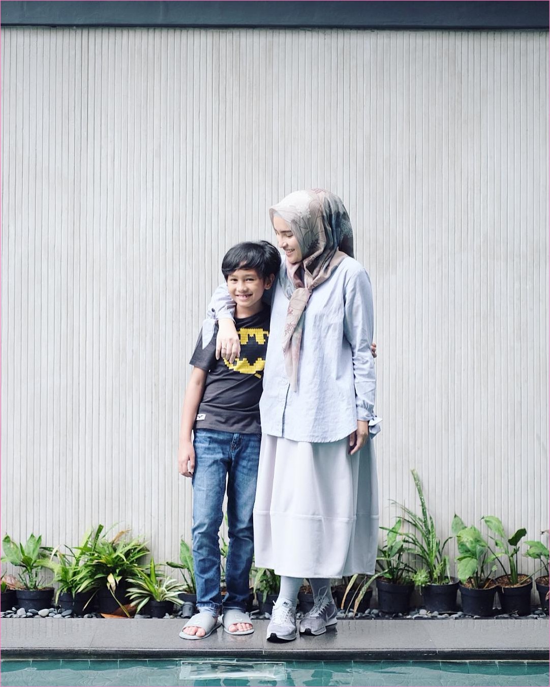 Outfit Rok Untuk Hijabers Ala Selebgram 2018 kets sneakers abu tua nike kerudung segiempat hijab square coklat top blouse kemeja biru muda legging broomstick skirt putih ootd trendy Outfit Rok Untuk Hijabers Ala Selebgram 2018 kets sneakers abu tua nike kerudung segiempat hijab square coklat top blouse kemeja biru muda legging broomstick skirt putih ootd trendy
