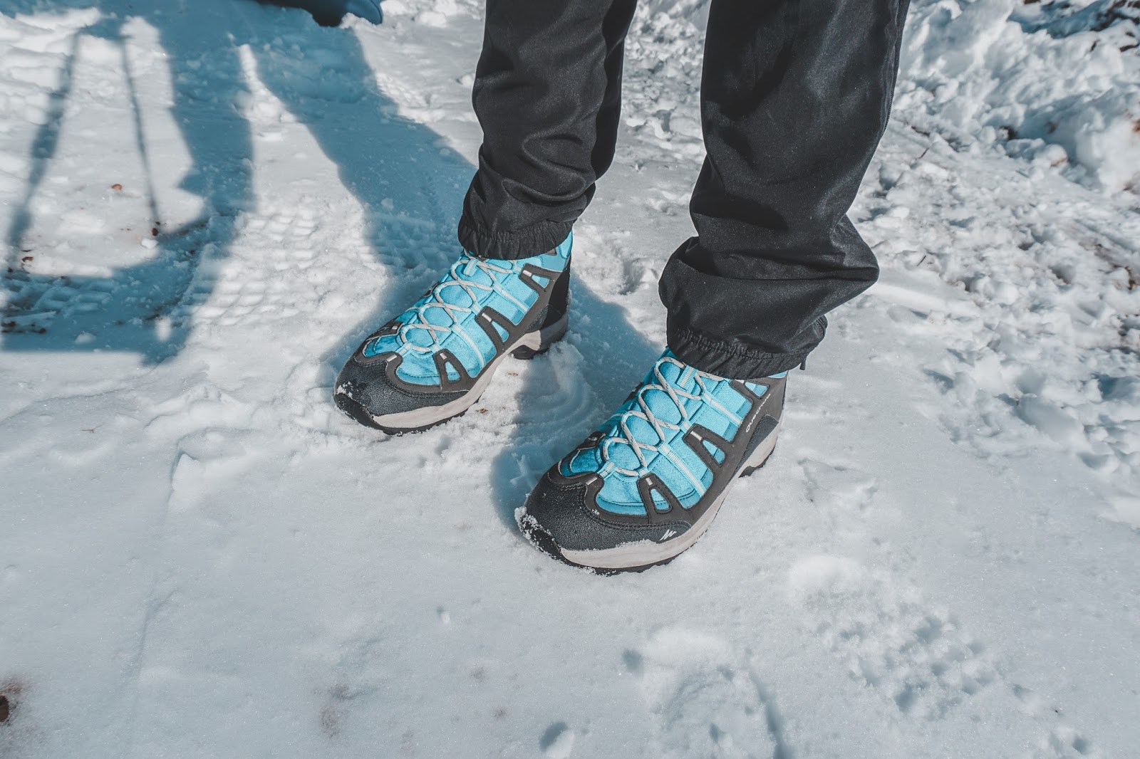 Jak ubrać się na zimowy trekking w górach? Mini poradnik Austria, ubiór w góry, wspinaczka, trekking w górach, ubiór na trekking, jaką kurtkę wybrać w góry, jaką kurtkę hardshell wybrać, blog podróżnicz, jak ubrać się zimą w góry