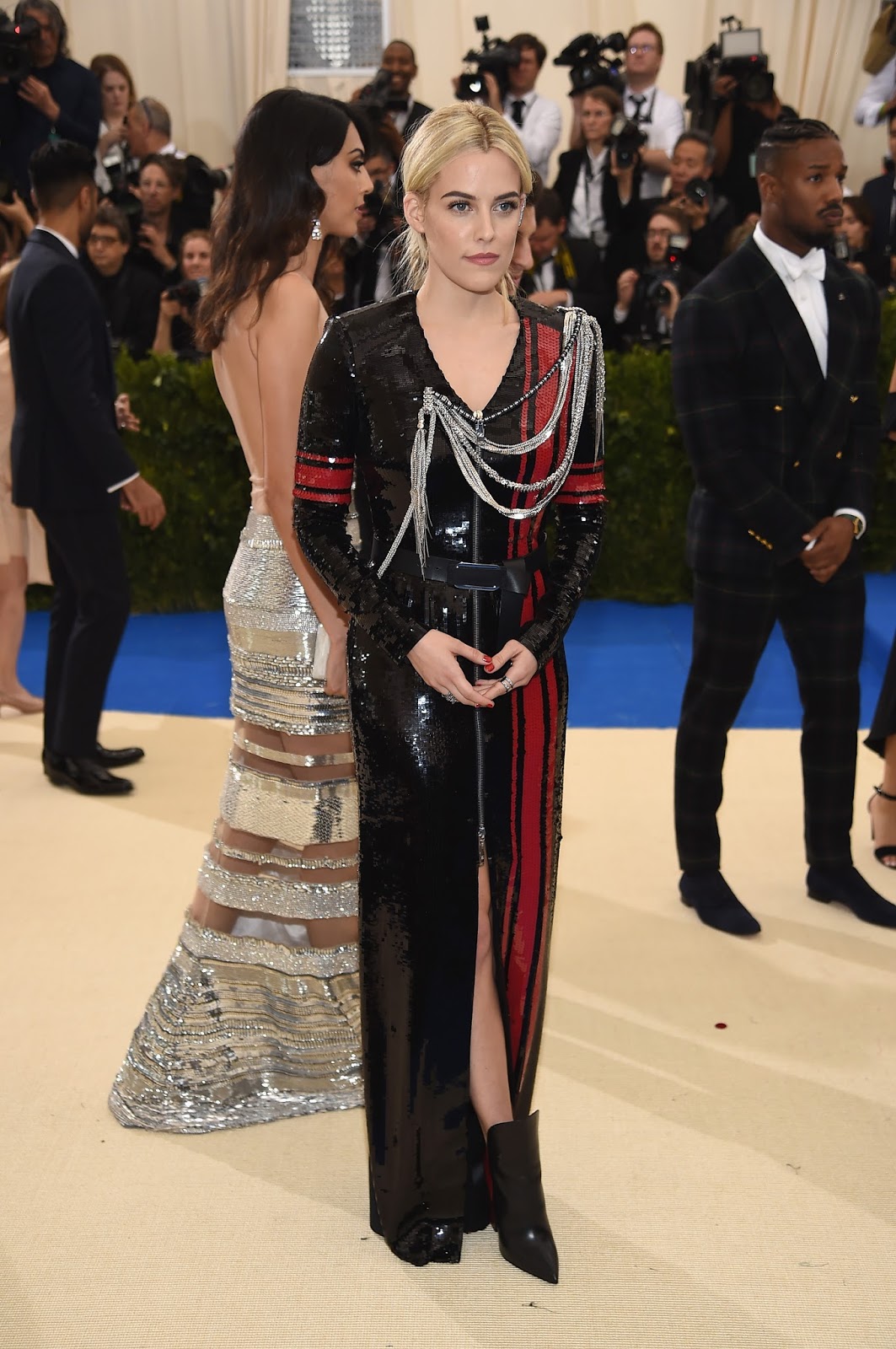 Michael e Lisa Marie - Um Verdadeiro Amor: Riley Keough e Paris Jackson  comparecem ao MET GALA 2017