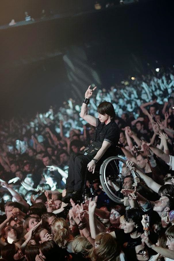 13 beautiful acts of kindness that left me teary-eyed - fans hold up a handicapped friend at a korn concert