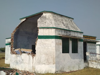 Jaunpur Live : चार लाख की लागत से बना भूकंपरोधी कक्ष हुआ धराशायी, बाल-बाल बचे मासूम