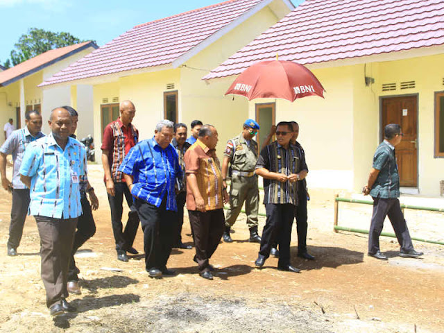 Petrus Fatlolon Serahkan 106 Unit RUmah Hibah ke Masyarakat MTB Petrus Fatlolon Serahkan 106 Unit RUmah Hibah ke Masyarakat MTB