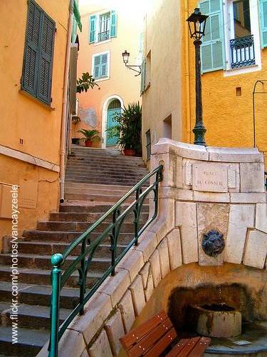 Un rincón entre casas en la Riviera Escalinata entre casas de la Riviera francesa