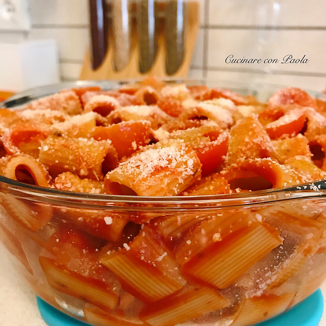 Pasta al forno con mozzarella e pomodorini