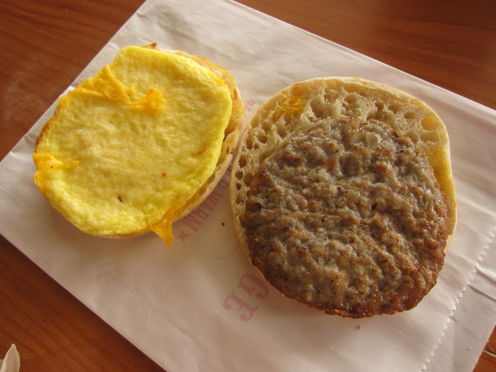 Review Starbucks Sausage & Cheddar Breakfast Sandwich