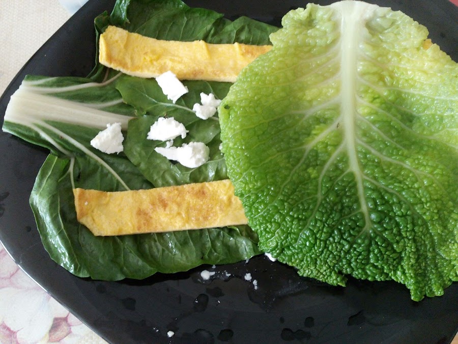 Colocando las hojas de repollo, la segunda capa de nuestros rollitos