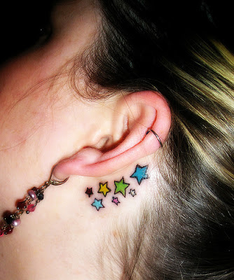Tatuaje estrellas atrás de la oreja