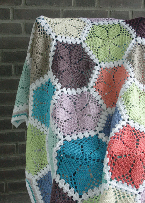 Crochet lace hexagon blanket | Happy in Red