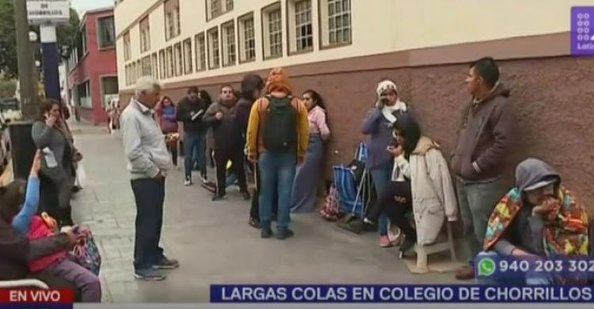 Padres de familia llevan días haciendo cola por matrícula en Colegio «María Inmaculada» en Chorrillos - UGEL 07 Padres de familia llevan días haciendo cola por matrícula en Colegio «María Inmaculada» en Chorrillos - UGEL 07